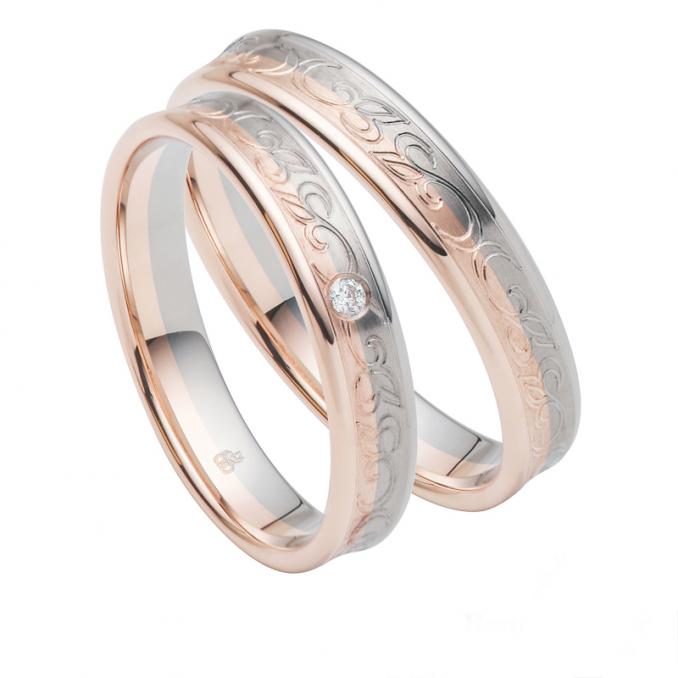 Aufnahme von schmalen Eheringen aus Roségold & Weissgold mit pflanzlichem Ornament und Diamanten