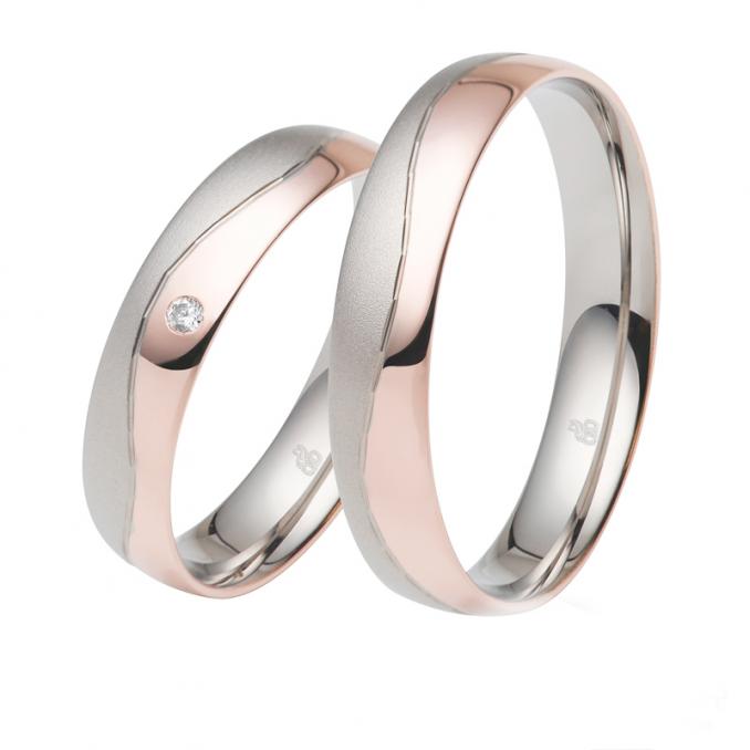 Aufnahme von Eheringen aus Roségold & Weissgold halbsandmattiert mit originelle Rille und Diamante