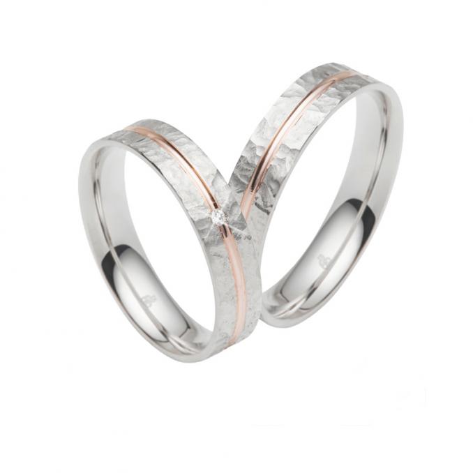 Aufnahme von Trauringen aus Roségold & Weissgold struktur matt mit Diamanten und polierter Rille