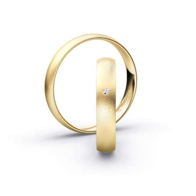 Aufnahme von Gelbgold Eheringen mit Diamanten in 4 mm und sandmatter Oberfläche