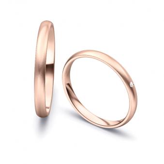 Aufnahme von schlichten sandmatten Trauringen aus Roségold mit Diamant mit 2,5 mm Breite