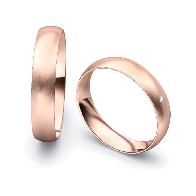 Aufnahme von schlichten sandmatten Trauringen aus Roségold mit Diamanten mit 4,5 mm Breite