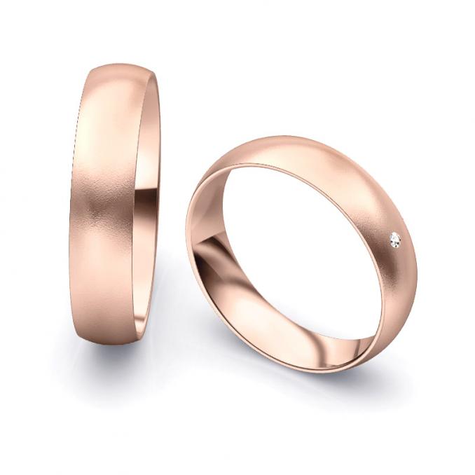 Aufnahme von schlichten sandmatten Trauringen aus Roségold mit Diamanten mit 5 mm Breite