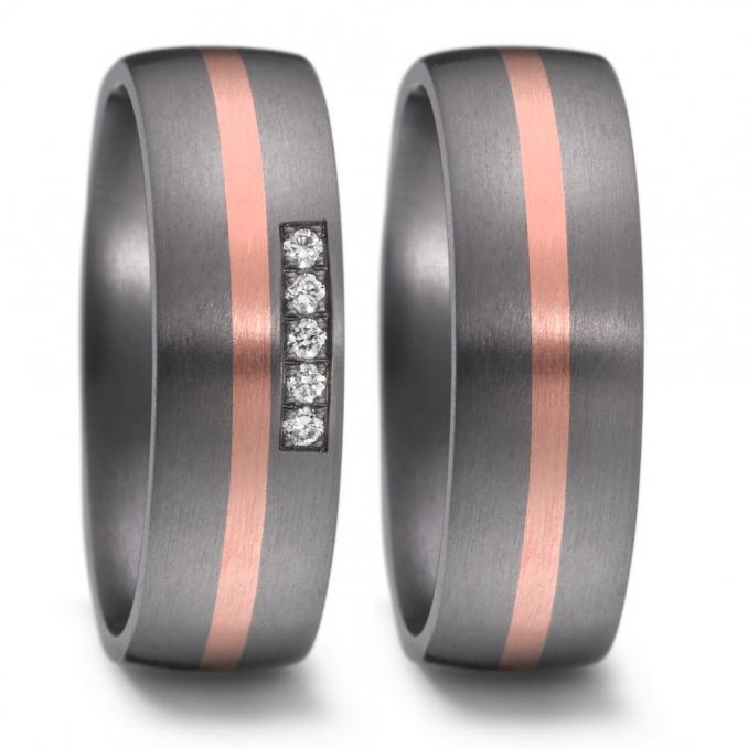 Aufnahme von Tantal & Roségold Trauringen mit Goldstreifen und Diamanten