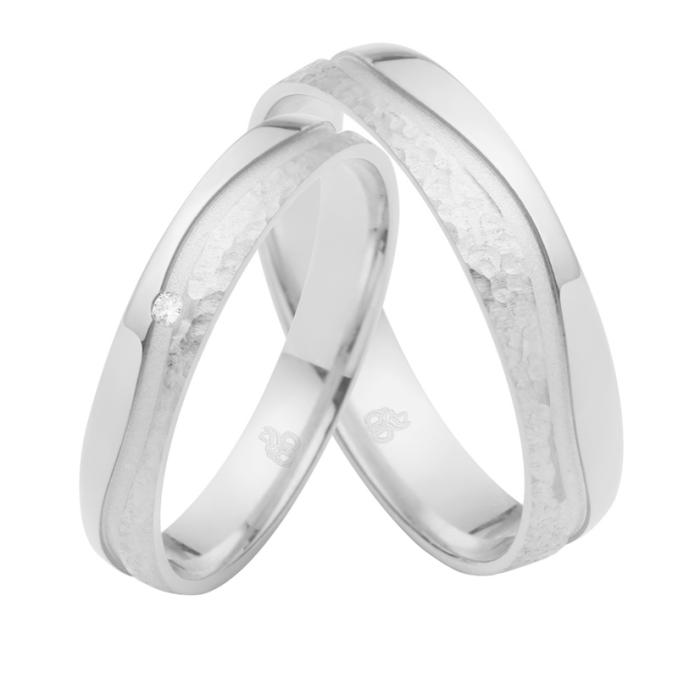 Aufnahme von Trauringen aus Weißgold strukturmatt und glänzend mit Diamanten und Rille