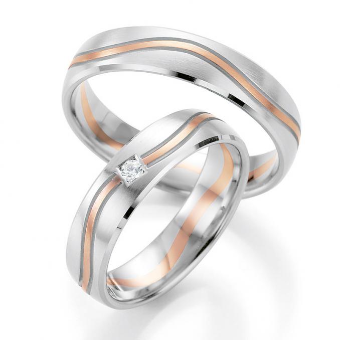 Aufnahme von Eheringen aus Weißgold & Roségold mit Wellenmuster und weißem Diamanten