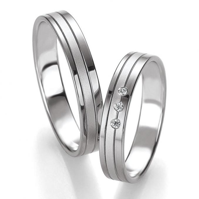 Aufnahme der Eheringe aus Weiß- und Graugold mit 3 Diamanten und 2 Rillen