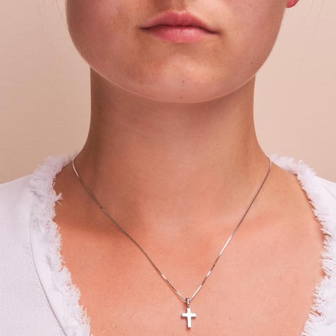 Aufnahme vom Kettenanhänger aus Weißgold 585 im Kreuzdesign mit Polierung an Kette