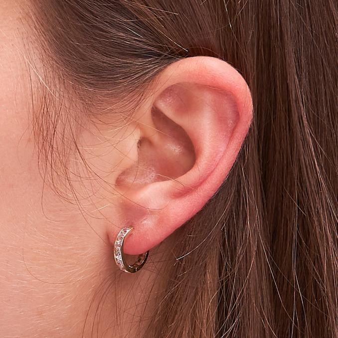 Aufnahme von Creolen aus 585er Gelbgold mit 7 Diamanten und Polierung