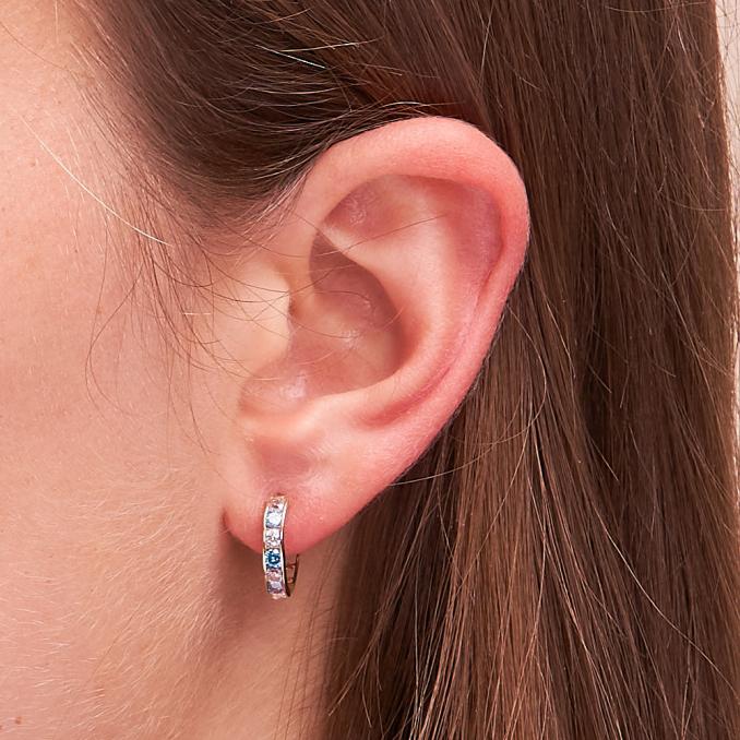 Aufnahme von Creolen aus 585er Gelbgold mit 7 Zirkonia und Polierung
