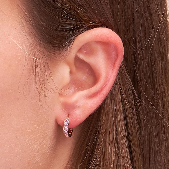 Aufnahme von Creolen aus 585er Gelbgold mit 7 pinken ZIrkonia und Polierung