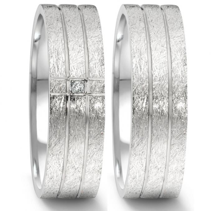 Markante Eheringe aus Edelstahl mit Eismattierung und Diamanten 5551019