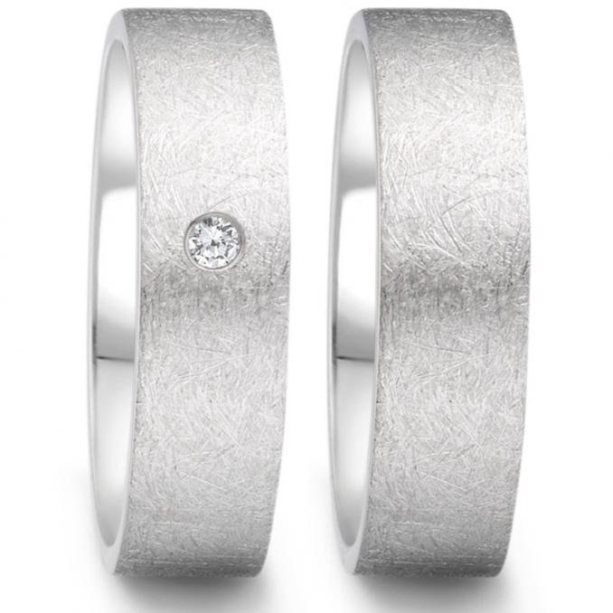 Beeindruckende kratzmattierte Eheringe aus Edelstahl mit Diamanten 5551014