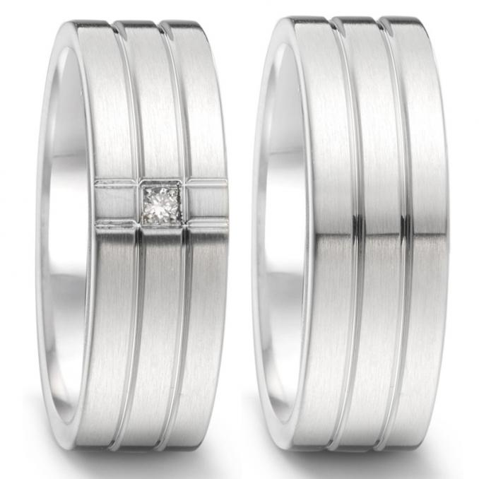 Breite längsmattierte Eheringe aus Edelstahl mit Diamanten 5551015