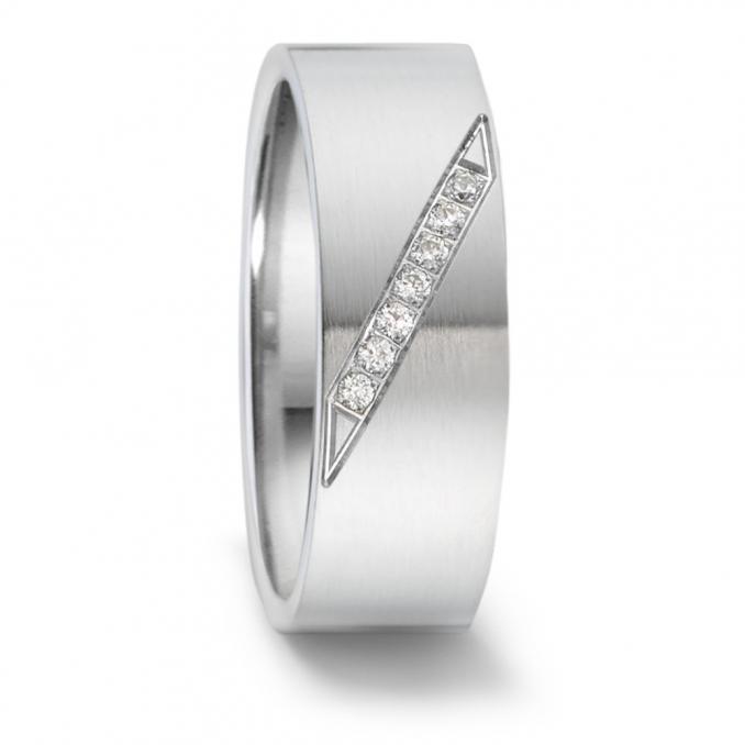 Extravagante Eheringe aus Edelstahl mit Längsmattierung und vielen Diamanten in diagonaler Rille 555