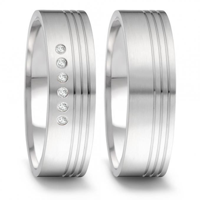 Flach designte Eheringe aus Edelstahl mit Diamanten und polierten Rillen 5551025