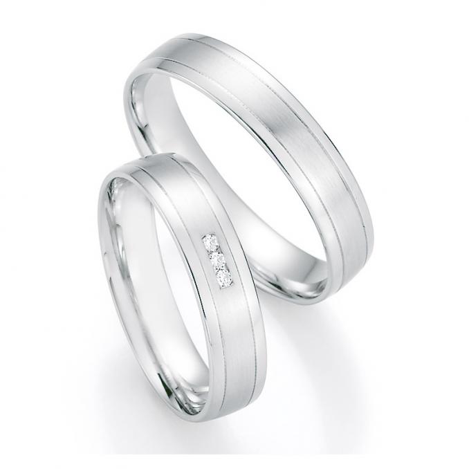 Aufnahme von matten Eheringen aus Weissgold Fair Trade mit polierten Rändern und 3 Diamanten