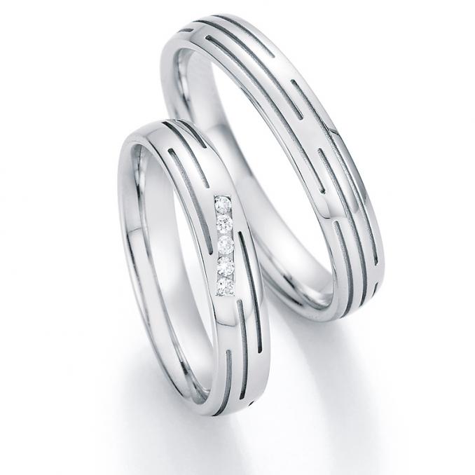 Aufnahme von Eheringen aus Weissgold mit Rillenmuster und Diamanten