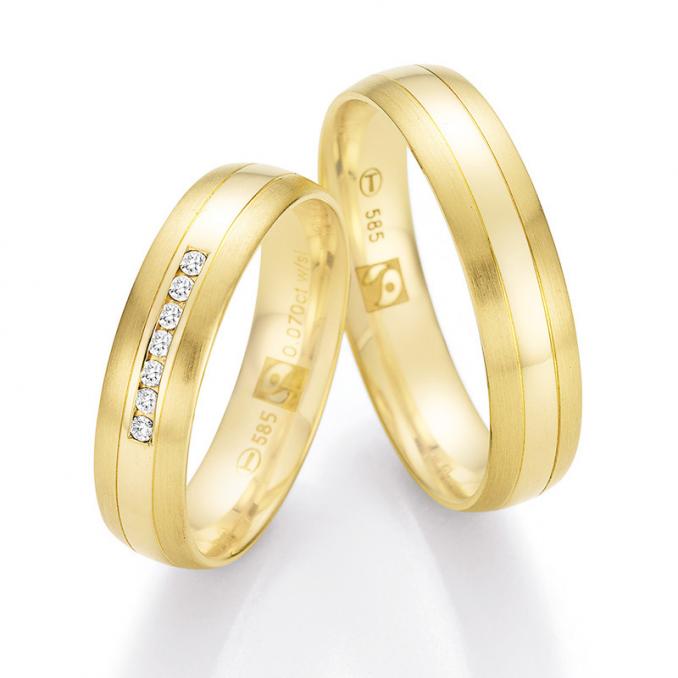 Aufnahme von Fair Trade Eheringen aus Gelbgold mit 7 Diamanten matt