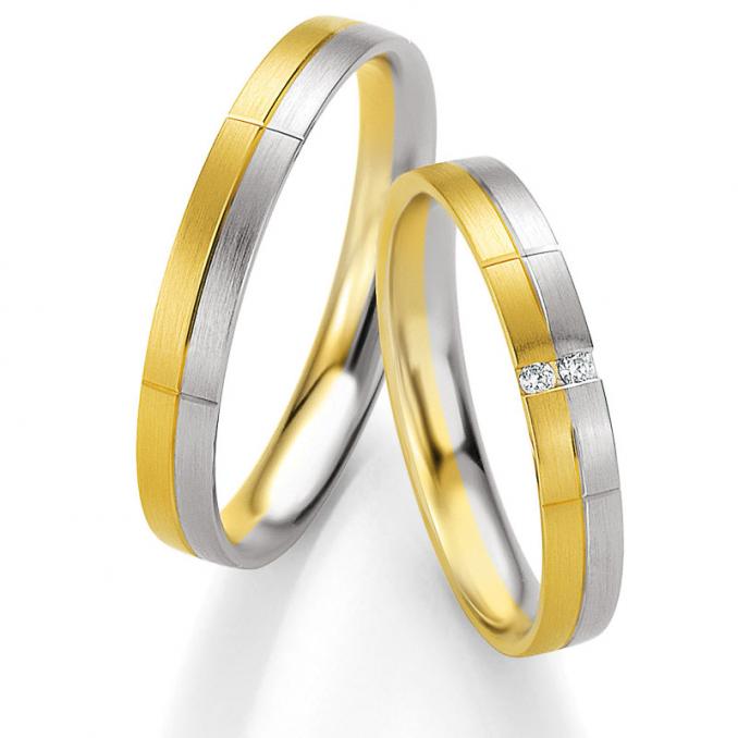 Aufnahme der grafischen Trauringe aus Gelbgold und Weißgold mit 2 Diamanten und Rillen
