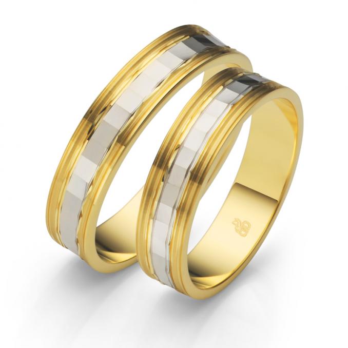 Aufnahme der Trauringe in Gelbgold mit Weißgold Einlage mit geometrischer Struktur