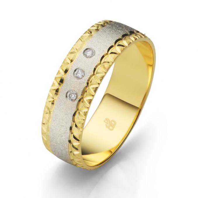 Aufnahme des Traurings aus Gelbgold und Weißgold mit Schnörkel an Rändern und 3 Diamanten