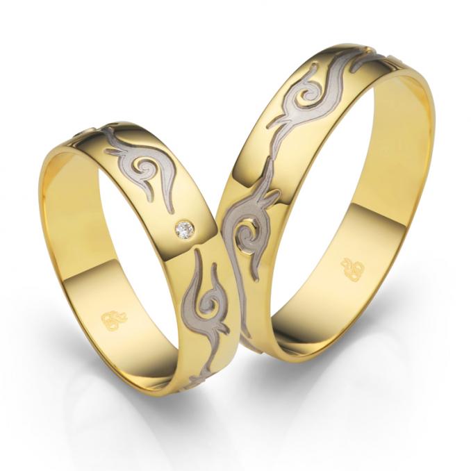 Aufnahme der Trauringe aus Gelbgold mit Dekor aus Weißgold und Diamanten