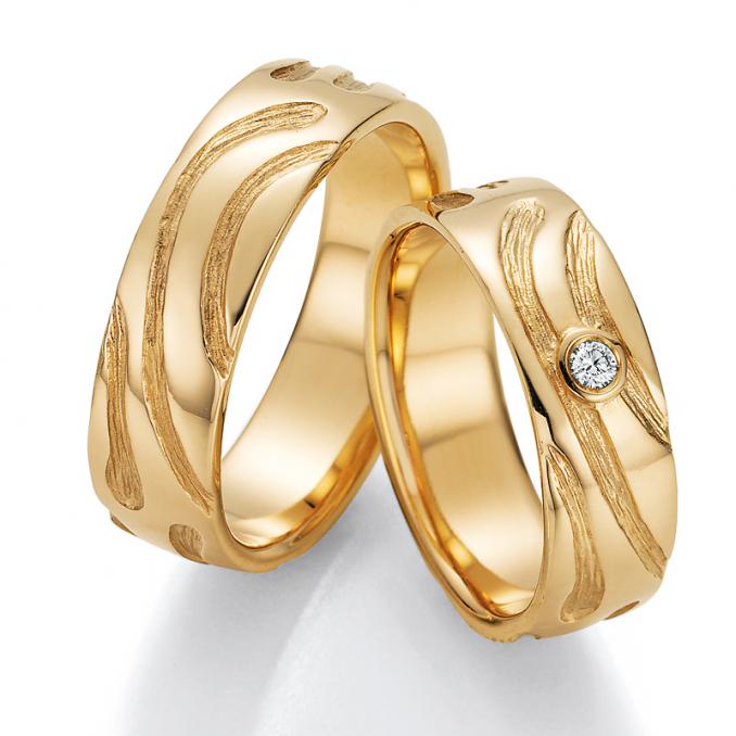 Aufnahme der Gelbgold Trauringe mit Kratzen in Naturoptik und Diamanten