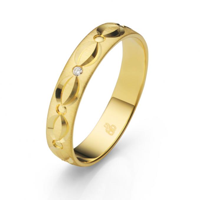 Aufnahme des Traurings aus Gelbgold quermattiert mit verspieltem Muster und Diamanten