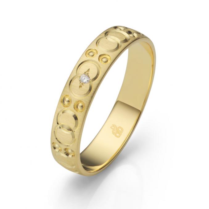 Aufnahme des Traurings aus Gelbgold mattiert mit Kreisenmuster und Diamanten