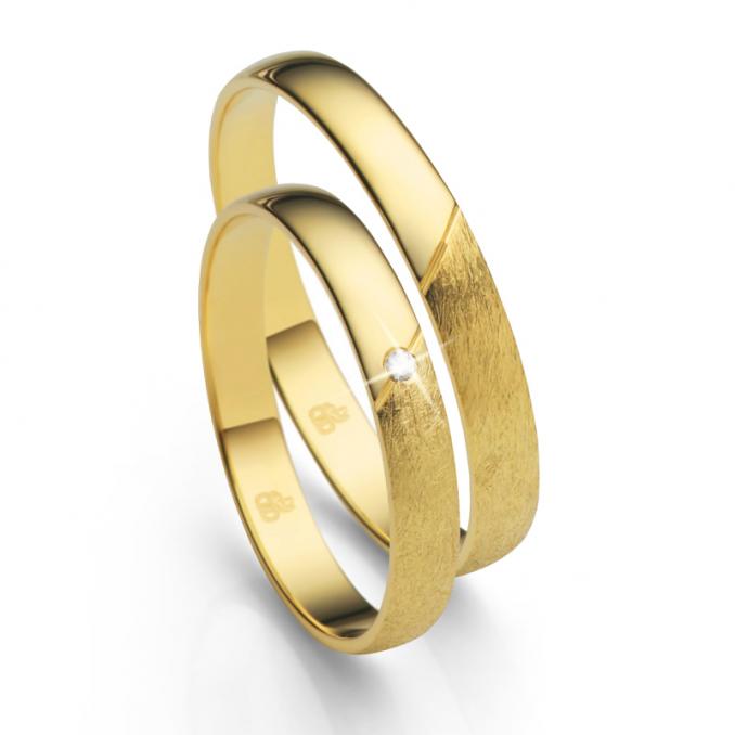Aufnahme der Eheringe aus Gelbgold teilpoliert mit Eismattierung und Diamanten