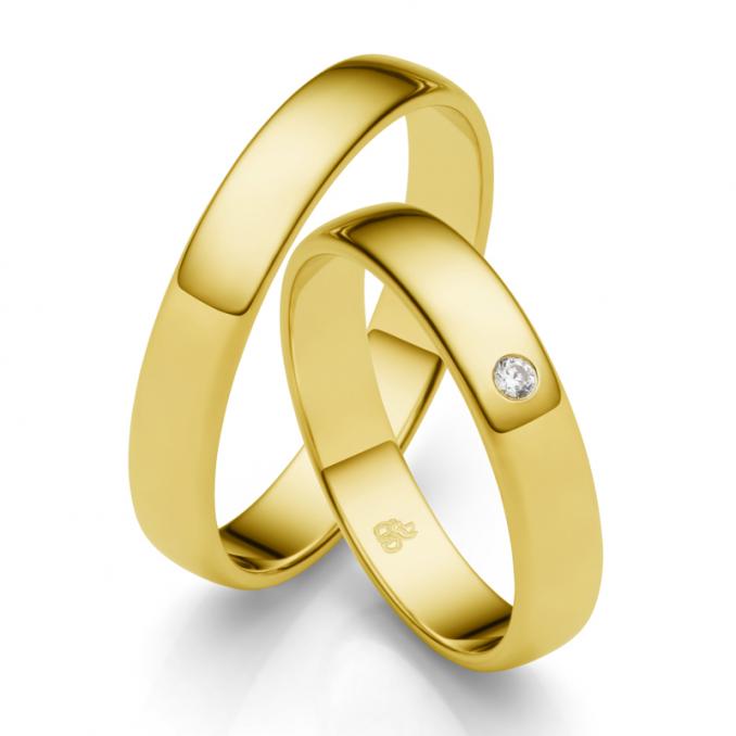 Aufnahme der schmalen Gelbgold Trauringe mit Diamanten