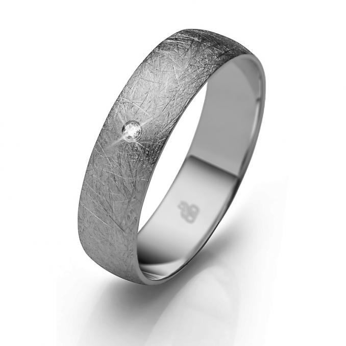 Aufnahme der Trauringe aus Palladium 500 mit eismattierter Oberfläche und Diamanten
