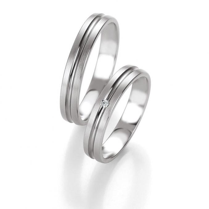 Aufnahme der bicoloren Trauringe aus mattiertem Palladium 500 mit polierter Rille aus Graugold