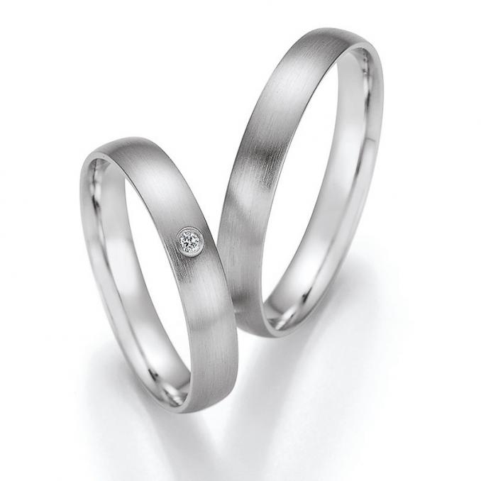 Aufnahme der schlichten Eheringe aus längstmattiertem Palladium 950 mit Diamanten in Rahmen