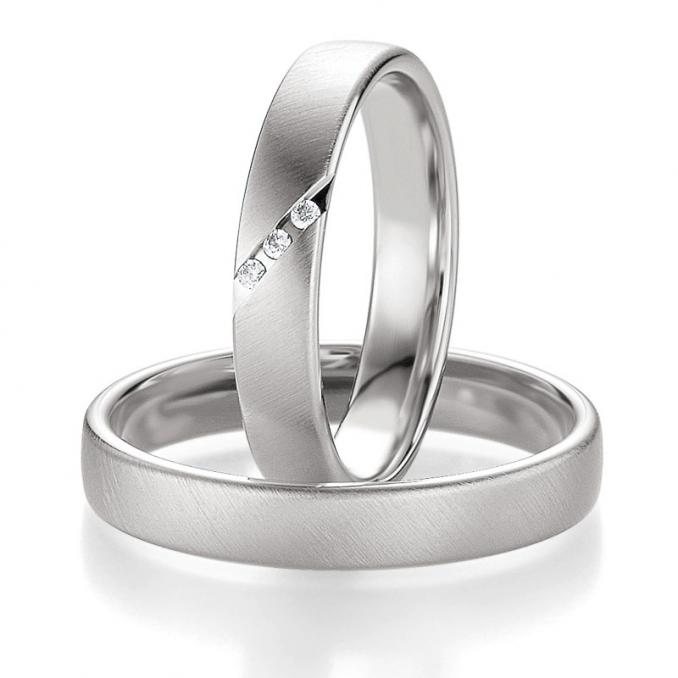 Aufnahme der Eheringe aus mattiertem Platin mit 3 Diamanten in Vertiefung