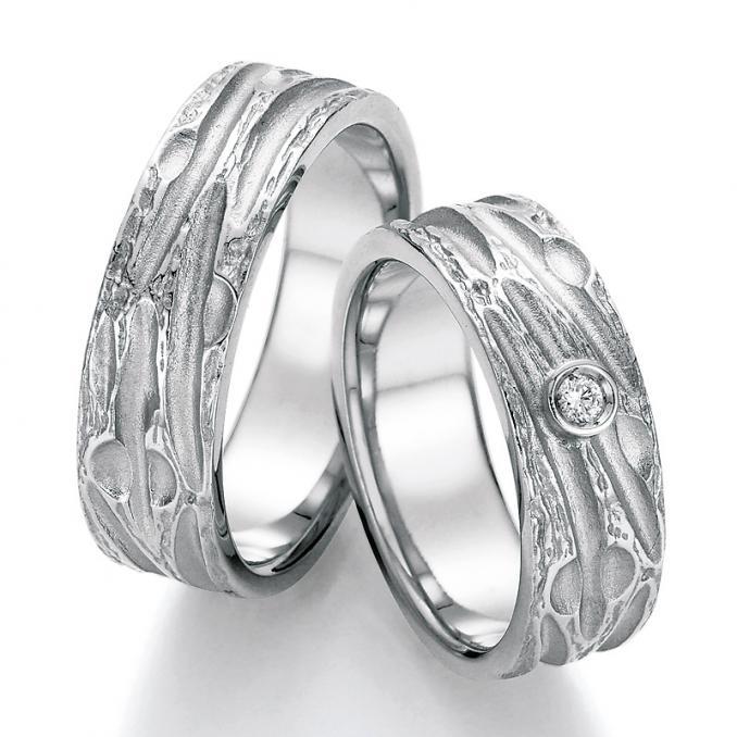 Aufnahme der Trauringe aus Platin mit Struktur und Diamanten