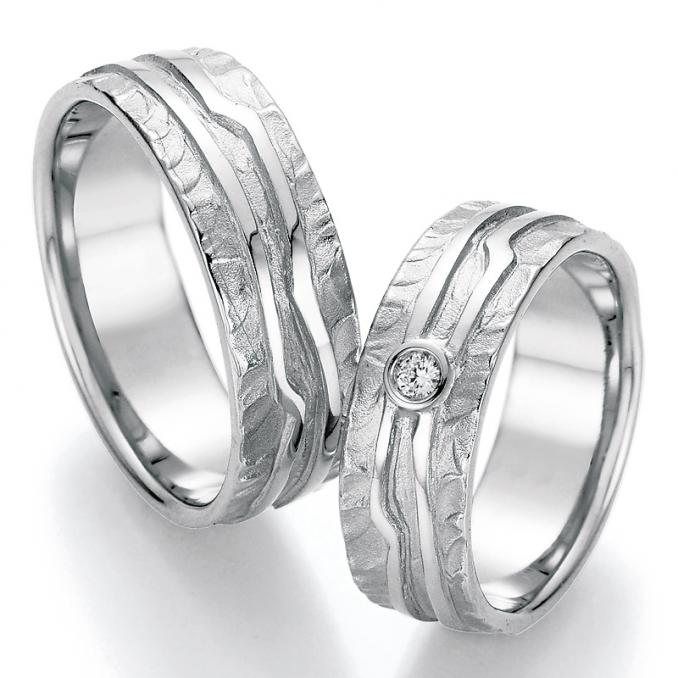 Aufnahme der Platin Trauringe mit Struktur und Diamanten