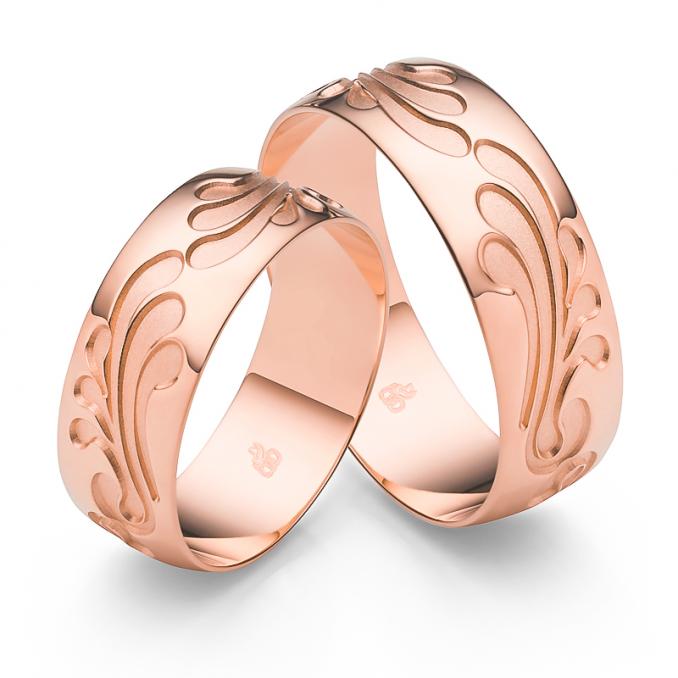 Aufnahme der Trauringe aus Roségold mit verspielten sandmattierten Vertiefungen