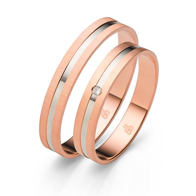 Aufnahme der Eheringe aus strukturirtem Roségold mit Weißgold Mittelstreifen und Diamanten