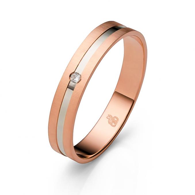 Aufnahme des Eherings aus strukturirtem Roségold mit Weißgold Mittelstreifen und Diamanten