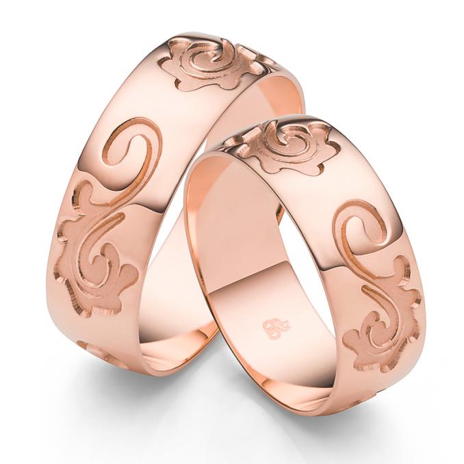 Aufnahme der Eheringe aus Roségold mit Schnörkel-Dekor in Breite 70 mm