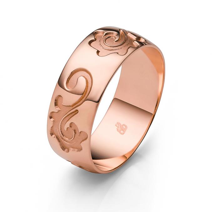 Aufnahme des kleinen Eherings aus Roségold mit Schnörkel-Dekor in Breite 70 mm