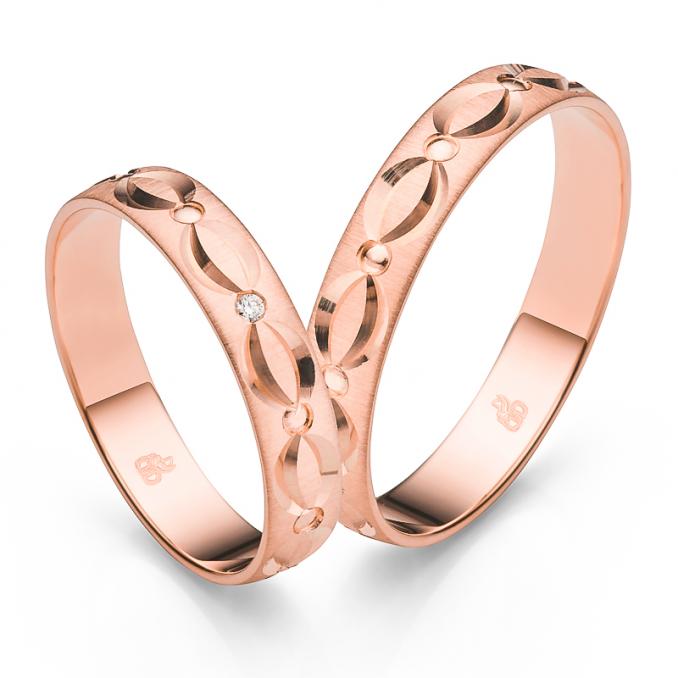 Aufnahme der Trauringe aus Roségold mattiert mit feinem Muster und Diamanten