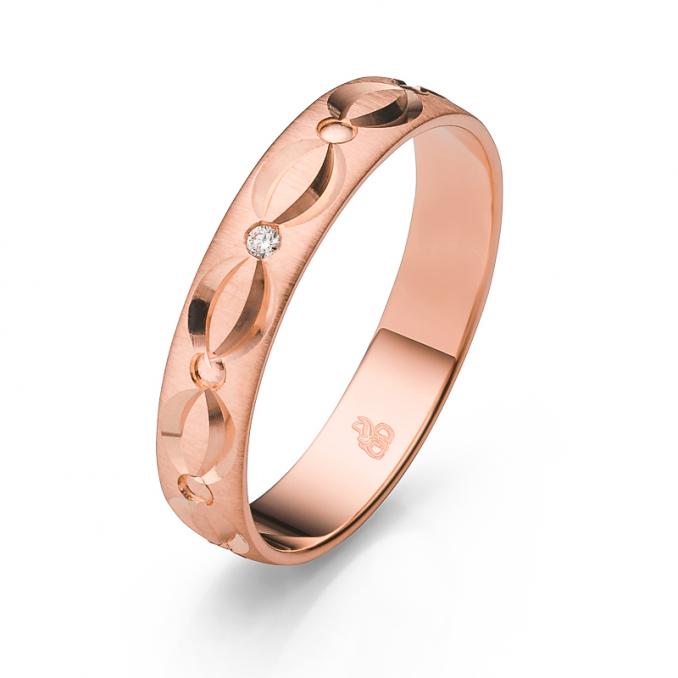 Aufnahme des Traurings aus Roségold mattiert mit feinem Muster und Diamanten