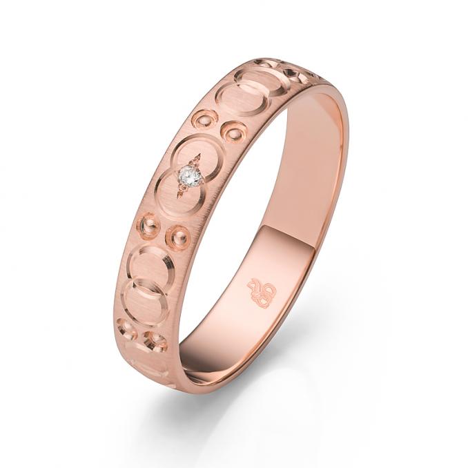 Aufnahme des Traurings aus Roségold quermattiert mit Kreisenmuster und Diamanten