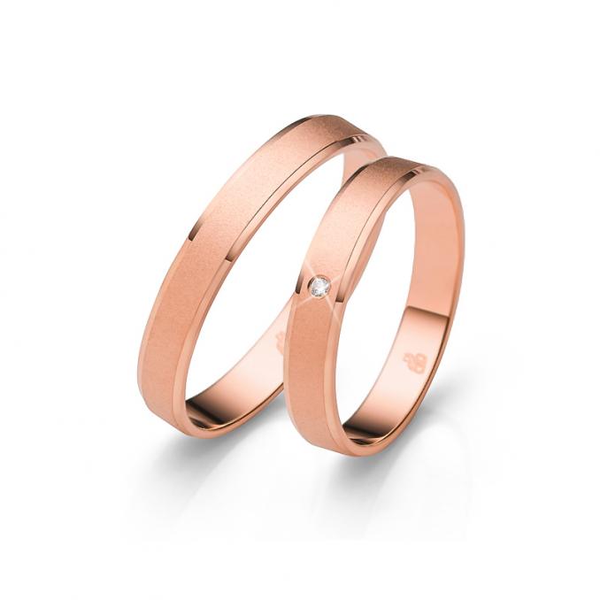 Aufnahme der schmalen Eheringe aus Roségold mit Sandmattierung und polierten Rändern mit Diamanten