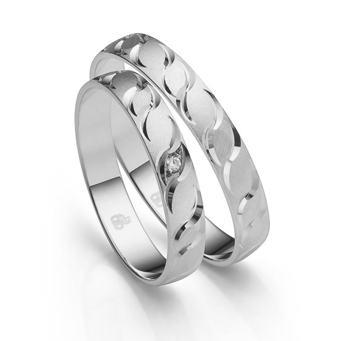 Aufnahme der Eheringe aus Weißgold mit Kerbendekor und Diamanten