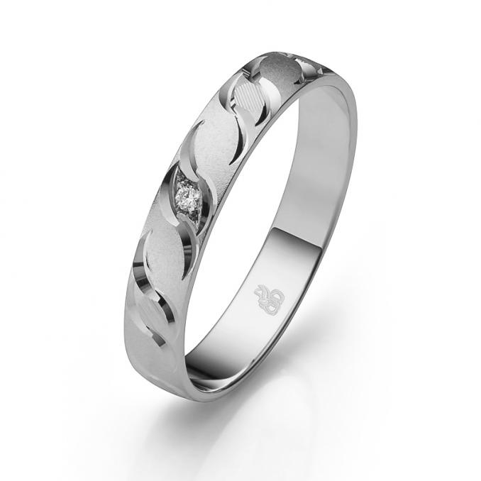 Aufnahme des Eherings aus Weißgold mit Kerbendekor und Diamanten