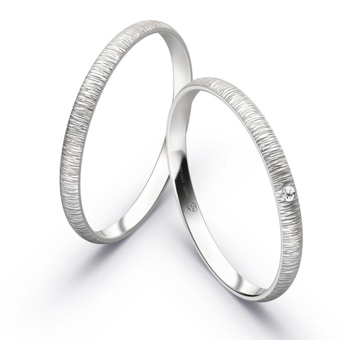 Besondere Eheringe aus Weißgold mit Diamanten und welligem Muster 5124